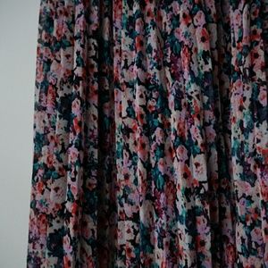 Floral pleetted  midi skirt.